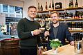 Gründer und Geschäftsführer Christian Heinrich (links) und der Würzburger Niederlassungsleiter Julian Mündlein in der neuen Vinothek 'Wohlsein am Dom'. Damit stellt sich 'Wohlsein Weine' nach der Sanderstraße nun in der Plattnerstraße in Würzburg auf ein zweites Bein.