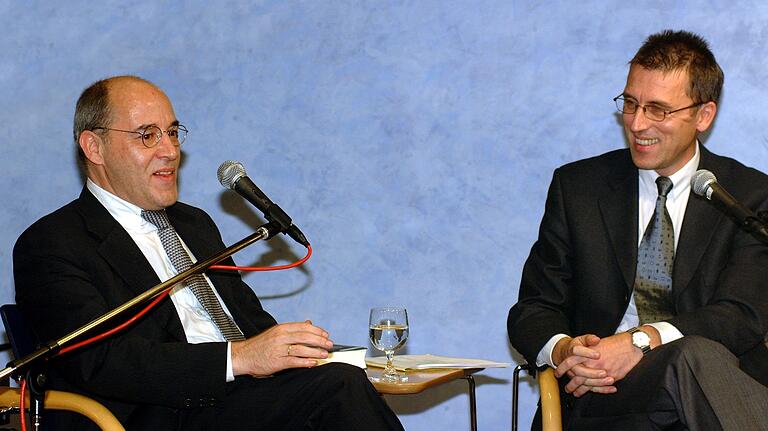 Gregor Gysi bei einem Würzburg-Besuch im November 2001 im Podiumsgespräch mit Main-Post-Chefredakteur Michael Reinhard. Gregor Gysi bei einem Würzburg-Besuch im November 2001 im Podiumsgespräch mit Main-Post-Chefredakteur Michael Reinhard.