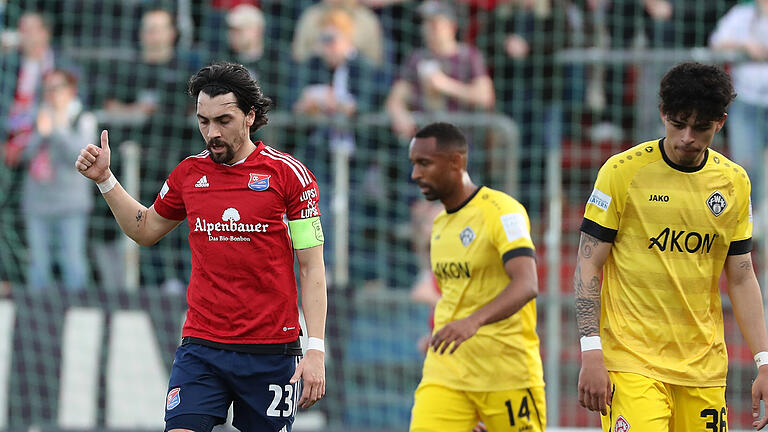 Fussball, Regionalliga Bayern, SpVgg Unterhaching - FC Würzburger Kickers - Im Bild von links: Markus Schwabl (SpVgg Unterhaching). Saliou Sane (FC Würzburger Kickers), Andre Leipold (FC Würzburger Kickers) Fussball, Regionalliga Bayern, SpVgg Unterhaching - FC Würzburger Kickers - Im Bild von links: Markus Schwabl (SpVgg Unterhaching). Saliou Sane (FC Würzburger Kickers), Andre Leipold (FC Würzburger Kickers)