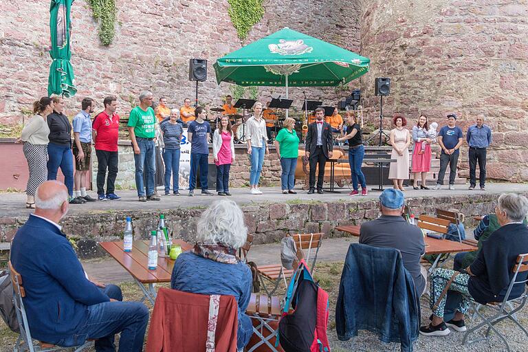 Bei der Eröffnungsfeier der Gemündener Scherenburgfestspiele präsentieren Verantwortliche und Mitwirkende erste Szenen aus den diesjährigen Eigenproduktionen, sozusagen als Appetitanreger für den Besuch der kommenden Aufführungen.