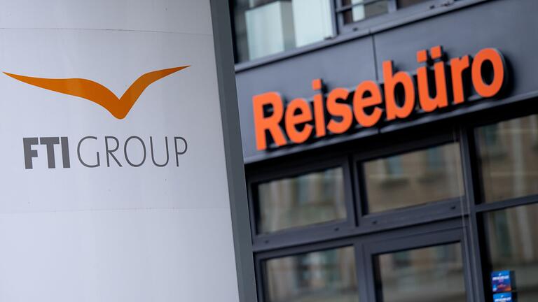 Das Logo des Reiseveranstalter FTI  vor einem Reisebüro       -  Nach der FTI-Insolvenz Anfang Juni können betroffene Kunden bald mit einer Erstattung rechnen. (Archivbild)