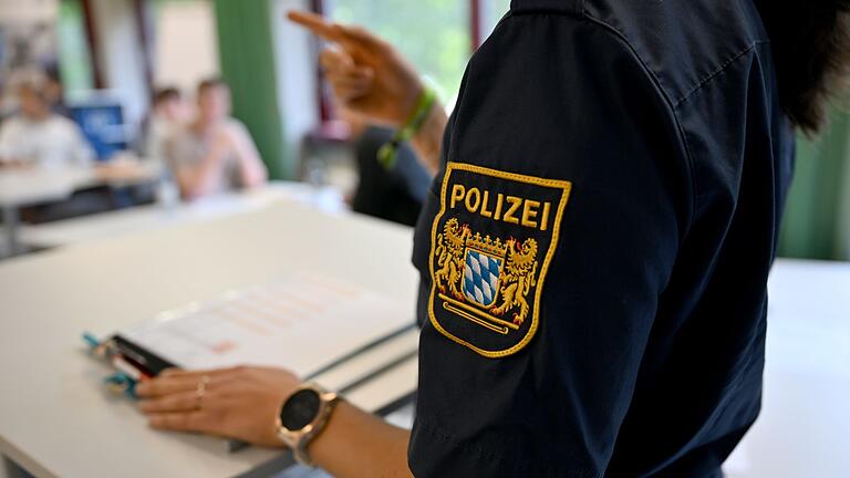 Polizei-Fortbildung in Freyung gestartet       -  Bis das neue Aus- und Fortbildungszentrum in Freyung auch für mehrtägige Veranstaltungen genutzt werden kann, ist es noch einige Zeit hin. Dennoch fiel nun der Startschuss für den neuen Stadort. (Illustration)