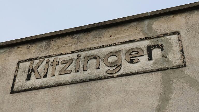 An vielen Stellen Kitzingens, wie hier am Bahnhof, ist der Lack ab. Tut die Stadt das Nötige, um wieder mehr Glanz zu schaffen?