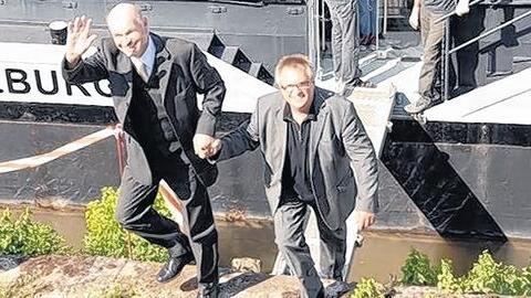 Landrat Eberhard Nuß (links) und Herbert Mehler kamen mit der &bdquo;Arte Noah&ldquo; zur &bdquo;Belladonna&ldquo;.
