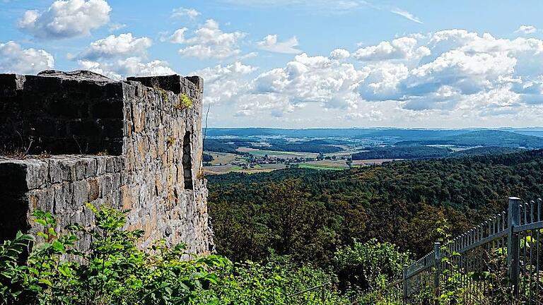 Ein Kleinod in den Haßbergen: Auf dem höchsten Punkt des Basaltberges „Bramberg“ ist der Fernblick atemberaubend. Ein Kleinod in den Haßbergen: Auf dem höchsten Punkt des Basaltberges „Bramberg“ ist der Fernblick atemberaubend.