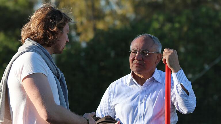 Felix Magath (rechts) im Austausch mit Kickers-Vorstandsvorsitzenden Daniel Sauer. Felix Magath (rechts) im Austausch mit Kickers-Vorstandsvorsitzenden Daniel Sauer.
