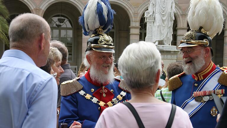 Majestäten im Gespräch mit dem 'Volk': Prinzregent Luitpold (Peter Krug) und König Ludwig III. (Ludwig Büchner). Majestäten im Gespräch mit dem 'Volk': Prinzregent Luitpold (Peter Krug) und König Ludwig III. (Ludwig Büchner).