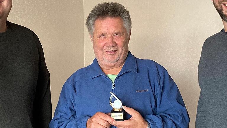 Oskar Geus (Mitte, hier bei der Überreichung der 'Goldenen Pfeife' vor zwei Jahren) ist der Senior unter den Senioren-Schiedsrichtern in der Gruppe Haßberge. Geus, der nach wie vor für den TSV Kirchaich pfeift, wird in wenigen Tagen 81 Jahre alt. Oskar Geus (Mitte, hier bei der Überreichung der 'Goldenen Pfeife' vor zwei Jahren) ist der Senior unter den Senioren-Schiedsrichtern in der Gruppe Haßberge. Geus, der nach wie vor für den TSV Kirchaich pfeift, wird in wenigen Tagen 81 Jahre alt. 