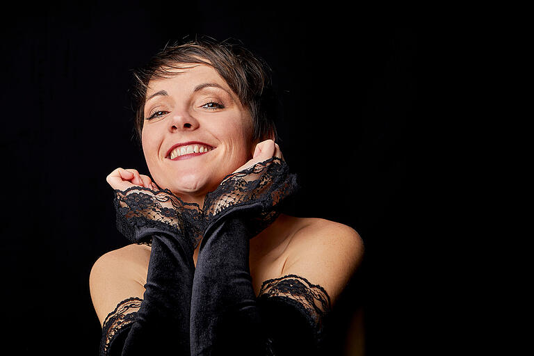 Rückblickend auf die deutsch-französische Feindschaft, die zur Freundschaft wurde, performt Dany Tollemer unter anderem ein Stück der französischen Sängerin 'Barbara'. Rückblickend auf die deutsch-französische Feindschaft, die zur Freundschaft wurde, performt Dany Tollemer unter anderem ein Stück der französischen Sängerin 'Barbara'. 