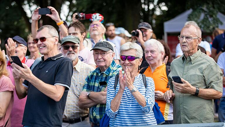 Das Rennspektakel lockte tausende Zuschauer an. Die Stimmung war bestens. Das Rennspektakel lockte tausende Zuschauer an. Die Stimmung war bestens.