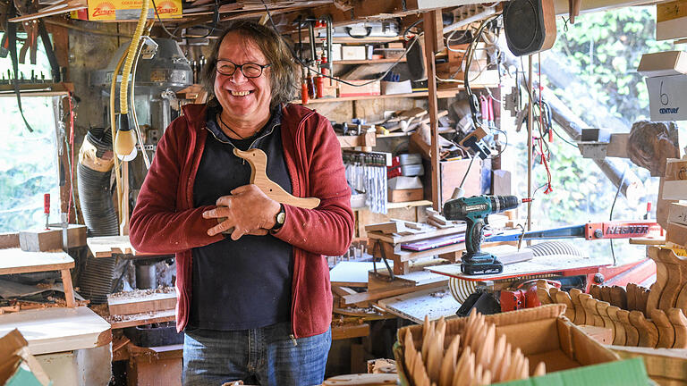 Ochsenfurt, Holzspielzeugmacher Kurt Lotzen lebt in seinen Werkstätten oberhalb Ochsenfurts im Wald. Er erfindet und baut seit über 30 Jahren Spielzeug aus Holz.