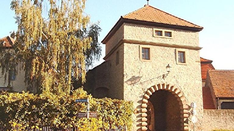 In einem der beiden letzten der ehemals vier Wehrtürmen Sommerachs, dem 1585 errichteten „Maintor“, richtete Steinbrenner sein künstlerisches Kleinod ein. In einem der beiden letzten der ehemals vier Wehrtürmen Sommerachs, dem 1585 errichteten „Maintor“, richtete Steinbrenner sein künstlerisches Kleinod ein.