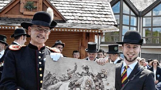 Geschützführer Detlef Bartesch (rechts) wurde bei einem Landesvergleichsschießen des Bundes Historischer Bürger- und Landwehren in Bayern in Bad Staffelstein-Ützing Schützenkönig mit dem Vorderlader. Mit im Bild: Hauptmann Manfred Barfuß.