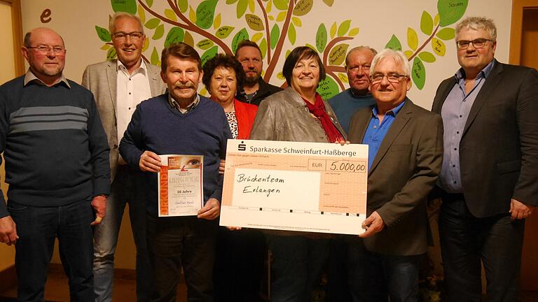 Symbolische Scheckübergabe beim Förderverein Hambach: Kassier Herbert Lutz, die Unterstützer Peter Halbig, Günther Muck und Maria Halbig, Schriftführer Otto Metzger, Beisitzerin Annemarie Lutz, Vorsitzender Reinhard Lutz, dessen Stellvertreter Winfried Schulz sowie Bürgermeister Willi Warmuth (von links).