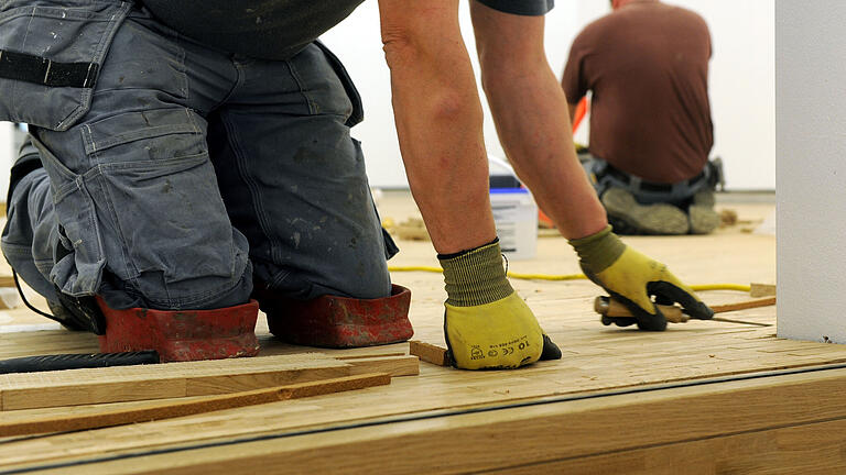 Die Handwerker sind weiterhin auf ihren Baustellen tätig. Viele meiden jedoch die Arbeit in bewohnten Häusern und konzentrieren sich erstmal auf Rohbauten. (Archivbild)