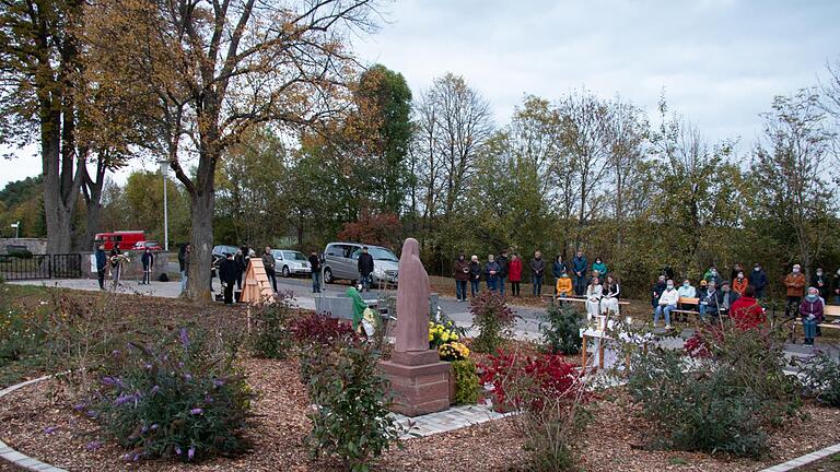 Mit einem feierlichen Gottesdienst im Freien wurde die neu gestaltete Grünanlage am Friefhof in Hetzlos eingeweiht. Foto: Stephanie Kunder       -  Mit einem feierlichen Gottesdienst im Freien wurde die neu gestaltete Grünanlage am Friefhof in Hetzlos eingeweiht. Foto: Stephanie Kunder