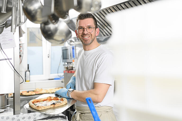 Abele Melissa (45), vom Ausflugsschiff an den Pizzaofen  Von der „Alten Liebe“ an den Pizzaofen... „Das Leben muss doch noch was anderes zu bieten haben, als nur Arbeit, Arbeit, Arbeit!“, sagt Abéle Melissa, während er eine Pizza Prosciutto aus dem Ofen holt. 22 Jahre arbeitete der 45-Jährige auf der „Alten Liebe“. Jeden Sommer verbringt er auf dem Ausflugsschiff. Dann kommt die Pandemie. Lockdown. Die Schifffahrt ist ausgesetzt. Auf einmal hat er Zeit für Familie und Freunde. Und für sein großes Hobby: die neapolitanische Pizza. Melissas Vater ist Italiener. Er hat es im Blut. Auch wenn er Italien nur aus den Sommerferien kennt. Im Januar startet er durch. Sein bester Freund ist Küchenchef in Erks Stuben. Melissa nutzt die Ruhetage des Lengfelder Traditionslokals und backt Pizza nach neapolitanischem Vorbild. Wo sonst fränkische Bratwürste brutzeln, riecht es wie in der Via dei Tribunali in Neapel. Die ganze Familie hilft mit.