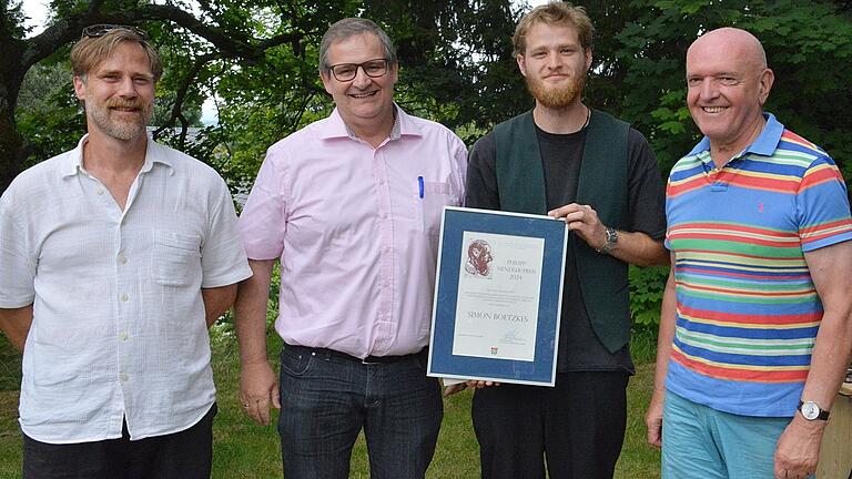 Mit dem Philipp-Mendler-Preis wurde Simon Boetzkes ausgezeichnet. Unser Bild zeigt ihn mit Klasslehrer Herwig Kemmerich (von links), Oberstudiendirektor Michael Wimmel sowie Landrat Thomas Habermann.