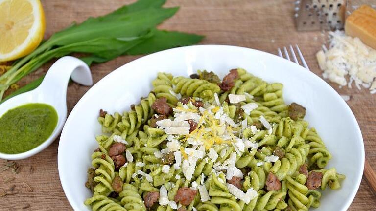 Bärlauch verleiht dem italienischen Nudelsalat eine würzige, leicht scharfe Note. Foto: Julia Uehren/loeffelgenuss.de/dpa-tmn       -  Helfen kalte Nudeln, etwa im Salat, wirklich beim Abnehmen?