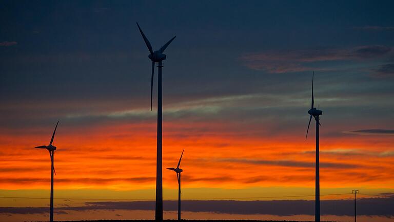 Für den Windpark Volkershausen (im Bild Windräder in Wolgast) bezahlen die Stadtwerke München als Betreiber ab Januar 2025 Geld an die Gemeinde Maßbach.       -  Für den Windpark Volkershausen (im Bild Windräder in Wolgast) bezahlen die Stadtwerke München als Betreiber ab Januar 2025 Geld an die Gemeinde Maßbach.