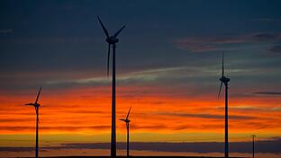 Für den Windpark Volkershausen (im Bild Windräder in Wolgast) bezahlen die Stadtwerke München als Betreiber ab Januar 2025 Geld an die Gemeinde Maßbach.       -  Für den Windpark Volkershausen (im Bild Windräder in Wolgast) bezahlen die Stadtwerke München als Betreiber ab Januar 2025 Geld an die Gemeinde Maßbach.