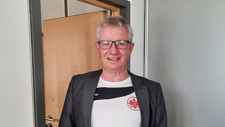 Nach dem Einzug des Fußball-Bundesligisten Eintracht Frankurt ins Finale der Europa League 2022 kam Kämmerer Andreas Schlagmüller in Sakko und Eintracht Frankfurt-Trikot auf die Arbeit. Nach dem Einzug des Fußball-Bundesligisten Eintracht Frankurt ins Finale der Europa League 2022 kam Kämmerer Andreas Schlagmüller in Sakko und Eintracht Frankfurt-Trikot auf die Arbeit.