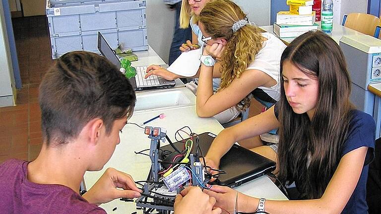 Selber ausprobieren: Die Akademie will Einblicke in den Berufsalltag von Naturwissenschaftlern, Ingenieuren, Mathematikern, Informatikern und Technikern geben und attraktive Berufsfelder zeigen.
