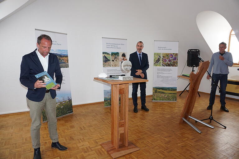 Präsentation der neuen Broschüre 'Wildbienen in Dörfern – Lebensweise, Arten, Gefährdung' durch (von links) Bayerns Umweltminister Thorsten Glauber, Dr. Christian Mikulla  (Leiter des Landesamts für Umwelt) und Professor Ingolf Steffan-Dewenter (Universität Würzburg).