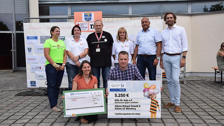 Strahlende Gesichter bei der Spendenübergabe am Sonntag in Karbach (hinten von links): Katja Stegerwald von der DJK, Karin Grimmer vom BRK, Michael Sporrer, Renate Leimeister (BRK), Bürgermeister Bertram Werrlein und Richard Oswald sowie vorne die Eltern von Melia, Stefanie und Julian Schubert. Strahlende Gesichter bei der Spendenübergabe am Sonntag in Karbach (hinten von links): Katja Stegerwald von der DJK, Karin Grimmer vom BRK, Michael Sporrer, Renate Leimeister (BRK), Bürgermeister Bertram Werrlein und Richard Oswald sowie vorne die Eltern von Melia, Stefanie und Julian Schubert.