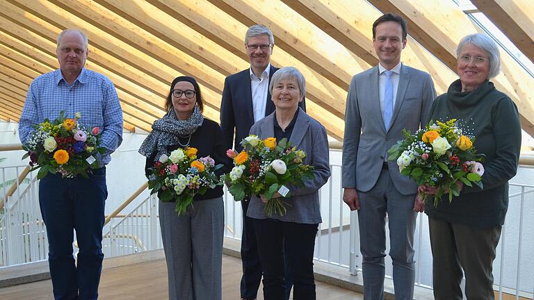 Im Bild (von links): Vorne die Geehrten Roger Belling, Michaele Bernhard, Angelika Hofmann und Elisabeth Spies gemeinsam mit Ralf Herre und Landrat Florian Töpper.