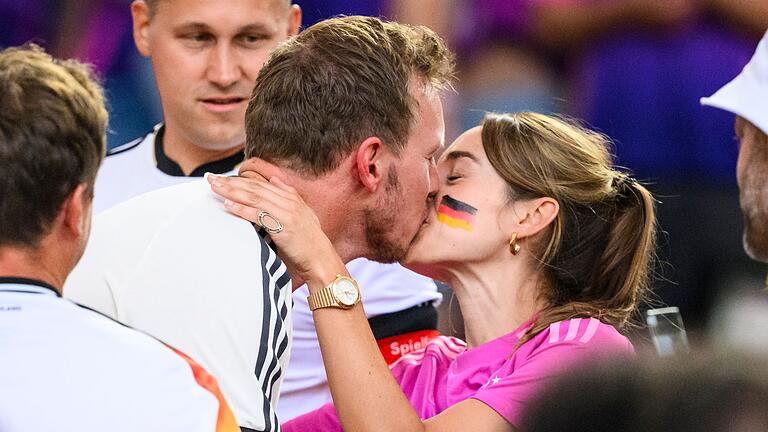 Euro 2024: Deutschland - Ungarn       -  Julian Nagelsmann wird von seiner Freundin Lena Wurzenberger (r) unterstützt.
