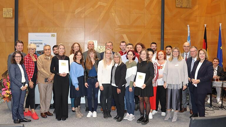 Gruppenbild aller Preisträgerinnen und Preisträger sowie den zahlreich erschienenen Gratulantinnen und Gratulanten.