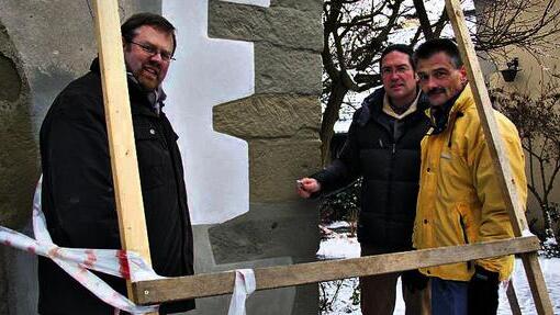 Die Eckquader am Turm müssen sichtbar bleiben: Die Probesanierung begutachten hier (von links) Detlef Brands, stellvertretender Leiter des evangelisch-lutherischen Kirchengemeindeamts Schweinfurt, Architekt Joachim Perleth und Pfarrer Andreas Duft.