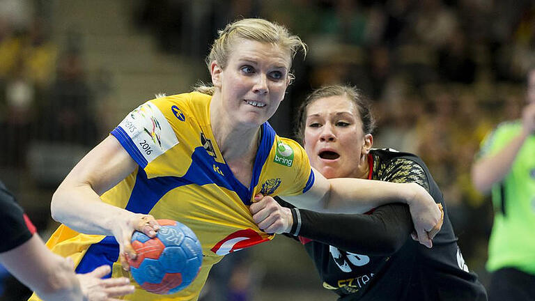 Angriff - Julia Behnke versucht die Schwedin Jenny Alm (l) am Wurf zu hindern. Foto: Michael Erichsen Angriff - Julia Behnke versucht die Schwedin Jenny Alm (l) am Wurf zu hindern. Foto: Michael Erichsen