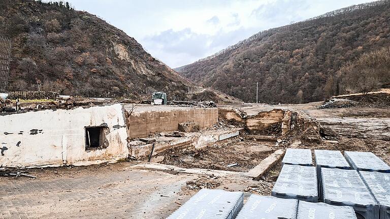 Ein Anblick, wie er im Ahrtal häufig zu sehen ist: Nur das Fundament erinnert noch daran, dass hier einst ein Haus stand. Ein Anblick, wie er im Ahrtal häufig zu sehen ist: Nur das Fundament erinnert noch daran, dass hier einst ein Haus stand. 