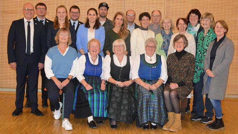 Sie standen im Mittelpunkt bei der Jahresschlusssitzung der Gemeinde Urspringen in der Schlossparkhalle: Die vielen ehrenamtlich engagierten Personen, die von Bürgermeister Volker Hemrich ausgezeichnet wurden.