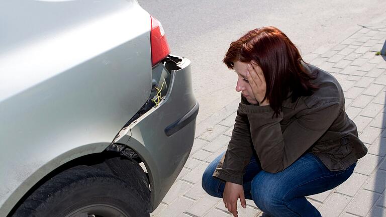 Eine junge Frau bleibt an einem Auto hängen und fährt weiter. Ihr Fall wurde jetzt vor Gericht verhandelt.