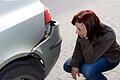 Eine junge Frau bleibt an einem Auto hängen und fährt weiter. Ihr Fall wurde jetzt vor Gericht verhandelt.
