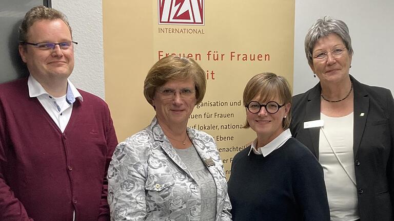 Unser Foto zeigt (von links) Robert Grünewald, Manager der Kanzlei Pickel und Partner, der die Räume für Zonta in Schweinfurt zur Verfügung stellt, Zonta-Präsidentin Klara Weigand, Referentin Dr. Karin Lingl und die Vorsitzende des Vereins der Fre... - Unser Foto zeigt (von links) Robert Grünewald, Manager der Kanzlei Pickel und Partner, der die Räume für Zonta in Schweinfurt zur Verfügung stellt, Zonta-Präsidentin Klara Weigand, Referentin Dr. Karin Lingl und die Vorsitzende des Vereins der Freunde Zonta, Franziska Bickel. Unser Foto zeigt (von links) Robert Grünewald, Manager der Kanzlei Pickel und Partner, der die Räume für Zonta in Schweinfurt zur Verfügung stellt, Zonta-Präsidentin Klara Weigand, Referentin Dr. Karin Lingl und die Vorsitzende des Vereins der Fre... - Unser Foto zeigt (von links) Robert Grünewald, Manager der Kanzlei Pickel und Partner, der die Räume für Zonta in Schweinfurt zur Verfügung stellt, Zonta-Präsidentin Klara Weigand, Referentin Dr. Karin Lingl und die Vorsitzende des Vereins der Freunde Zonta, Franziska Bickel.
