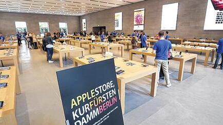 Schützenswert: Apple-Angestellte in Berlins erstem Apple Store. Schützenswert: Apple-Angestellte in Berlins erstem Apple Store.