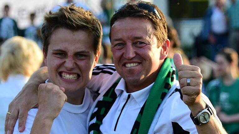 Stolzer Papa: DJK-Vorsitzender Mario Ziegler (rechts) und sein Sohn, Siegtorschütze Louis Ziegler. Stolzer Papa: DJK-Vorsitzender Mario Ziegler (rechts) und sein Sohn, Siegtorschütze Louis Ziegler.