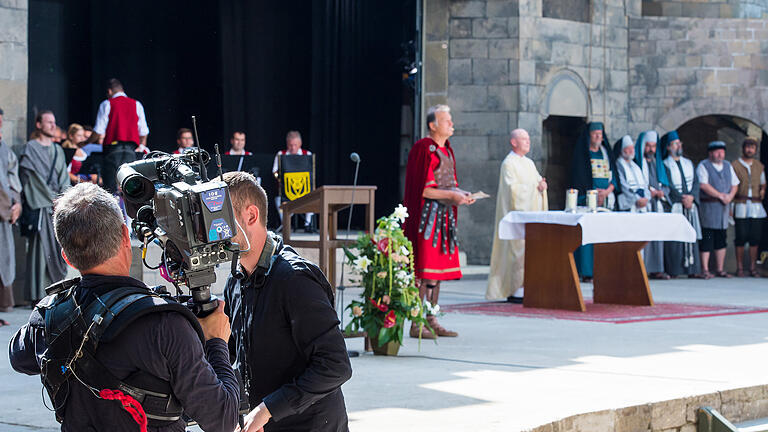 Anand Anders       -  Sömmersdorf: ZDF-Gottesdienst auf der Passionsbühne. Zelebrant ist Domvikar Paul Weismantel