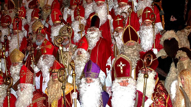 Die beiden Nikolausdarsteller Martin Dotterweich (rechts unten, links neben dem Engel) und Rainer Möslein (leicht links schräg obendrüber) zusammen mit einigen der vielen Darsteller.