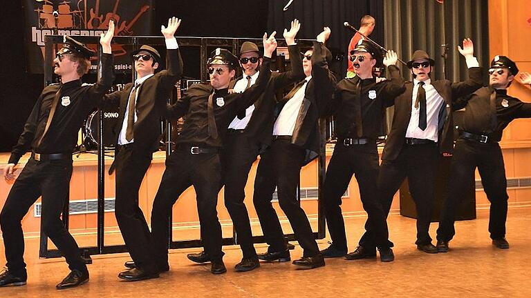 Ein tolles sportliches und tänzerisches Männerballett boten acht junge Männer des TV Königsberg den Besuchern des TV Faschingstanzes am Samstagabend als Showeinlage. Ein tolles sportliches und tänzerisches Männerballett boten acht junge Männer des TV Königsberg den Besuchern des TV Faschingstanzes am Samstagabend als Showeinlage.