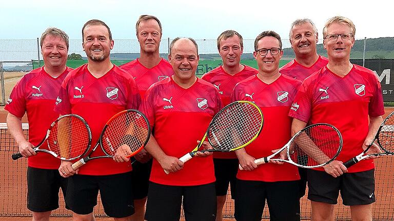 Retzbachs Meistermänner 40 steigen in die Kreisklasse 1 auf       -  Mit der souveränen Bilanz von sechs Siegen aus sechs Spielen hat sich die Tennis-Herrenmannschaft 40 des TSV Retzbach überlegen die Meisterschaft in der Kreisklasse 2 und damit den Aufstieg in die Kreisklasse 1 gesichert. Beteiligt am Erfolg waren: (von links) Holger Steiger, Frank Schmotz, Jürgen Metzger, Uli Rumpel, Wolfgang Heßdörfer, Steffen Kohlmann, Frank Hock und Andi Kreß. Es fehlen Jürgen Brand, Roland Helbig, Jürgen Stiel und Uli Schlosser (pm)