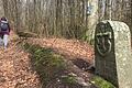 Auf dem Weg zum Aussichtsturm auf der Anhöhe Große Haube findet man diese alten Grenzsteine. Sie markieren noch heute die Grenze zwischen Bayern und Hessen.