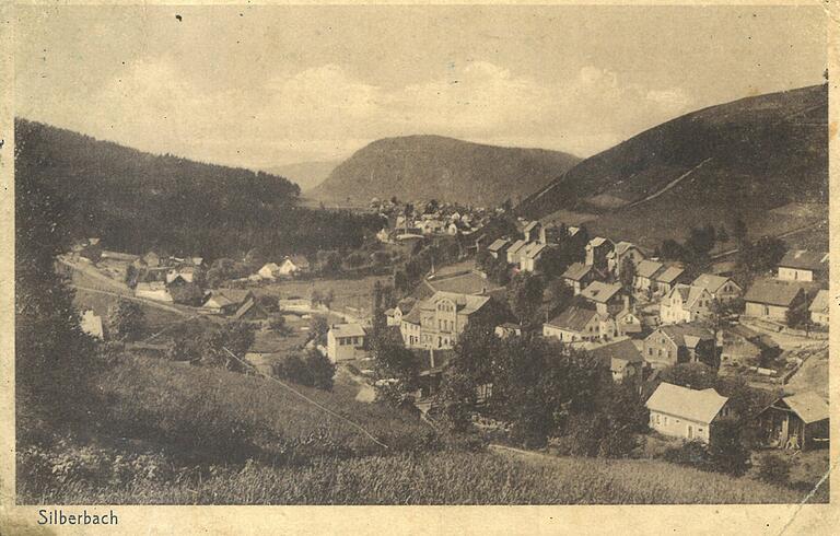 Silberbach auf einer alten Postkarte. Die Ortschaft zählte bis zu 4000 Einwohner, zumeist Deutsche. Nach dem Zweiten Weltkrieg und der Vertreibung schrumpfte die Zahl auf einige Hundert.