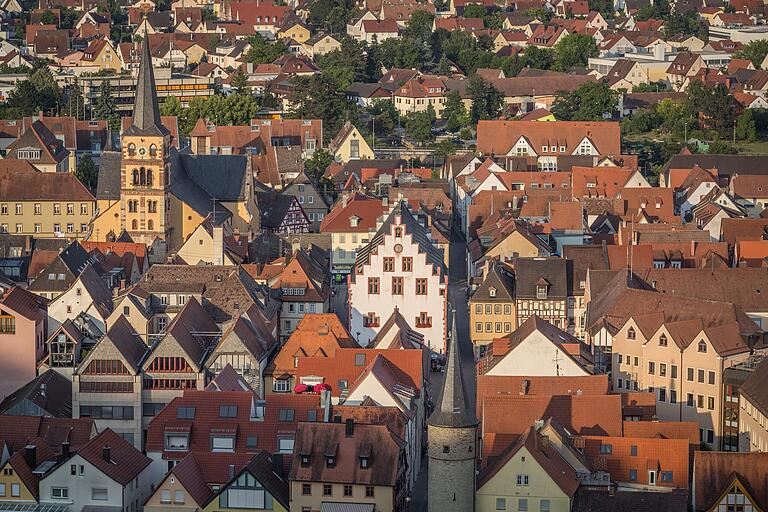Von der Ruine Karlsburg hat man einen wunderbaren Ausblick auf die historische Altstadt von Karlstadt. Von der Ruine Karlsburg hat man einen wunderbaren Ausblick auf die historische Altstadt von Karlstadt.