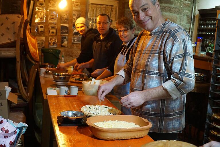 von links: Sabrina Schultheis, Alexander Schelbert, Nicole und Steffen Schultheis an der Produktionsstraße zum Belegen der Pizzen von links: Sabrina Schultheis, Alexander Schelbert, Nicole und Steffen Schultheis an der Produktionsstraße zum Belegen der Pizzen