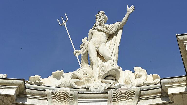 Benckerts Neptun leuchtet wieder. Aus edlem Carrara-Marmor hat der in Neuhaus gebürtige Johann Peter Benckert den eindrucksvollen römischen Meeresgott mit dem Dreizack gehauen, der die Skulpturen-Gruppe auf der Neptungrotte in Potsdams UNESCO-Weltkulturerbe-Park von Schloss Sanssouci krönt.